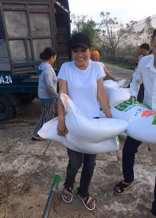 Có mặt ở xã Kỳ Nam, tỉnh Hà Tĩnh, Phương Thanh tự tay chuyển những món quà được những nhà hảo tâm đóng góp.