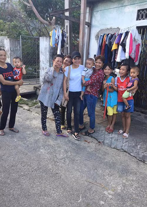 Sáng nay, đoàn từ thiện của Phương Thanh tiếp tục chuyến hành trình. Sau đó, nữ ca sĩ nhanh chóng trở lại Sài Gòn vào tối nay.