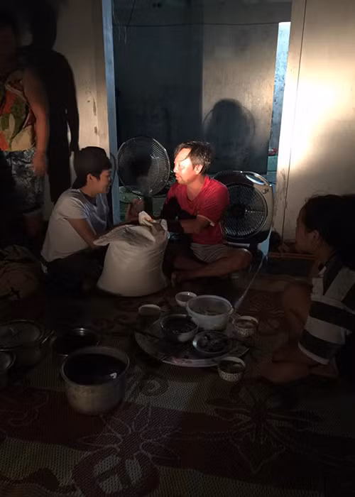 Giọng ca “Trống vắng” cùng bạn bè còn lặn lội trong đêm tối đến xã Cẩm Nhượng, tỉnh Hà Tĩnh để cứu trợ.