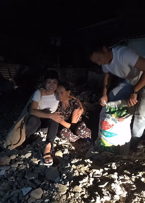 “Thông báo cho cả nhà yên tâm công sức đóng góp của mọi người gạo và tiền đã được chuyển tới tận tay những người bị ảnh hưởng nặng nề nhất. Nhà cửa chỉ còn là đống đồ nát”, cô viết.