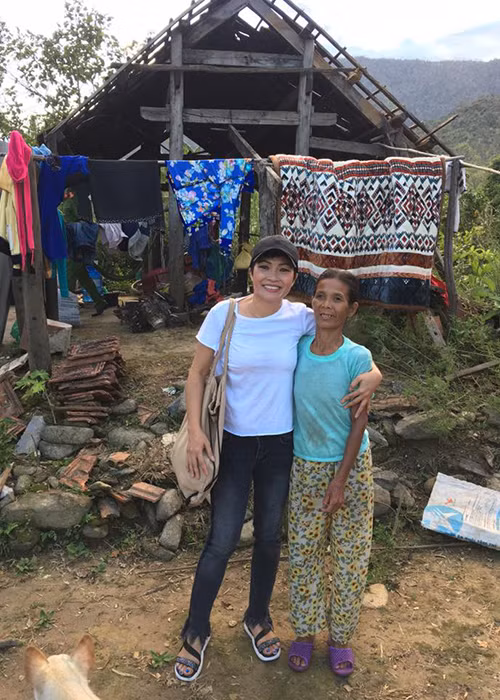 Giọng ca “Trống vắng” vui vẻ đi làm từ thiện sau khi chia sẻ về bố của con gái đã qua đời cách đây một năm.