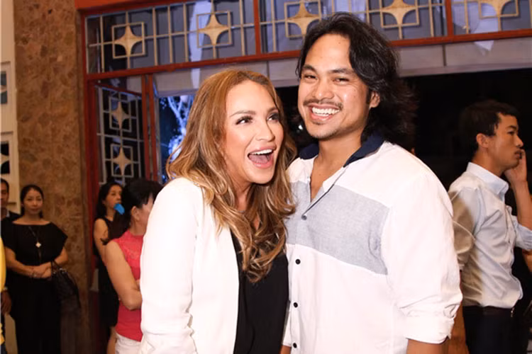 Yêu nhau nhiều năm, bạn trai Thanh Hà chủ động muốn kết hôn. Tuy nhiên, nữ ca sĩ sợ mình không thể bước vào cuộc hôn nhân nào nữa. Hiện tại, Thanh Hà và bạn trai kém tuổi vẫn rất mặn nồng. Ảnh: Thể thao văn hóa