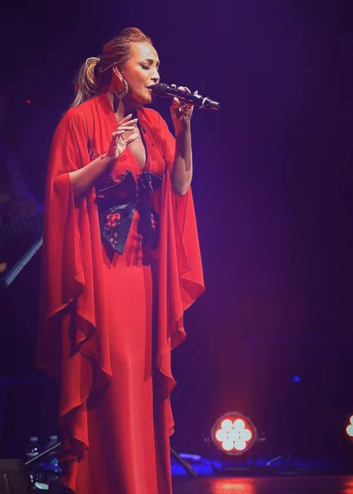 Chồng Thanh Hà tỏ ý không vui. Cả hai gần như không trò chuyện trong gần 1 năm. Sau đó, Thanh Hà chủ động nói lời ly hôn. Khi chồng đồng ý chia tay, cô lập tức thu dọn hành lý và rời nhà trong cơn mưa tầm tã. Ảnh: FBNV