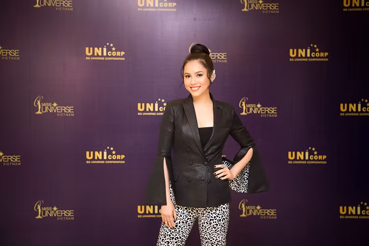 Một trong những người “cầm cân nảy mực” tìm ra Hoa hậu Hoàn vũ Việt Nam 2017 là Á hậu Hoàng My. Tái xuất showbiz sau thời gian dài ở ẩn, cô gây chú ý với phong cách thời trang cá tính.