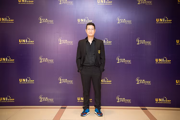 Samuel Hoàng là một tên tuổi có tiếng trong giới nhiếp ảnh Việt Nam. Với kinh nghiệm của mình, anh được mời vào ghế giám khảo cuộc thi Hoa hậu Hoàn vũ Việt Nam 2017.