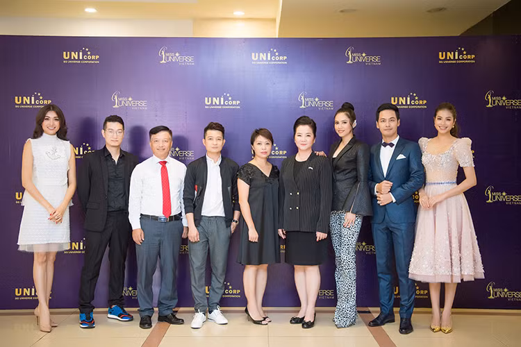 Ban giám khảo Hoa hậu Hoàn vũ Việt Nam 2017 còn gồm bà Xuân Trang (thứ tư bên phải) và Hoa hậu Hương Giang.