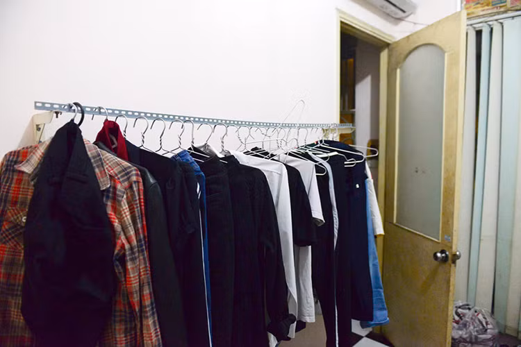 Căn nhà nhỏ chứa mọi đồ sinh hoạt của gia đình nên trông càng chật hẹp. Thậm chí, đồ mặc hàng ngày lẫn trang phục biểu diễn của top 3 Vietnam Idol 2014 cũng không nhiều và được treo gọn ở một góc phòng.