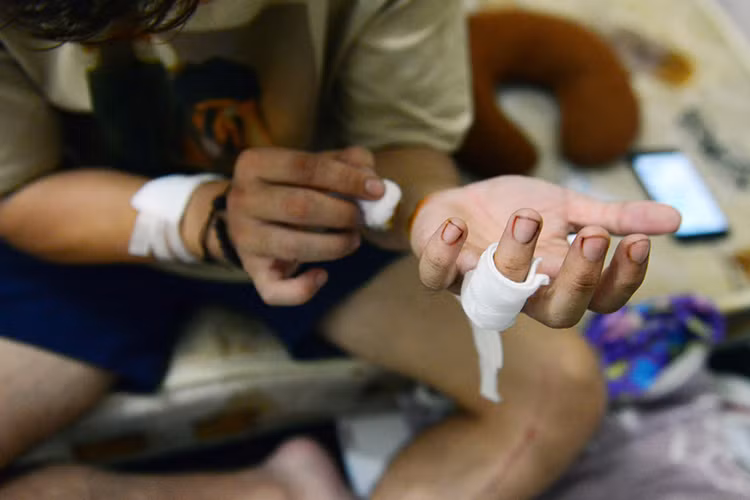 Trong khi đó, mẹ Đông Hùng vẫn tiếp tục công việc bán bún đậu, nhưng gương mặt cô không giấu nổi sự buồn bã, mệt mỏi. Khi được hỏi về hành động công khai chuyện nợ nần lên trang cá nhân, cô chia sẻ rằng hy vọng mọi người sẽ không can thiệp quá sâu.