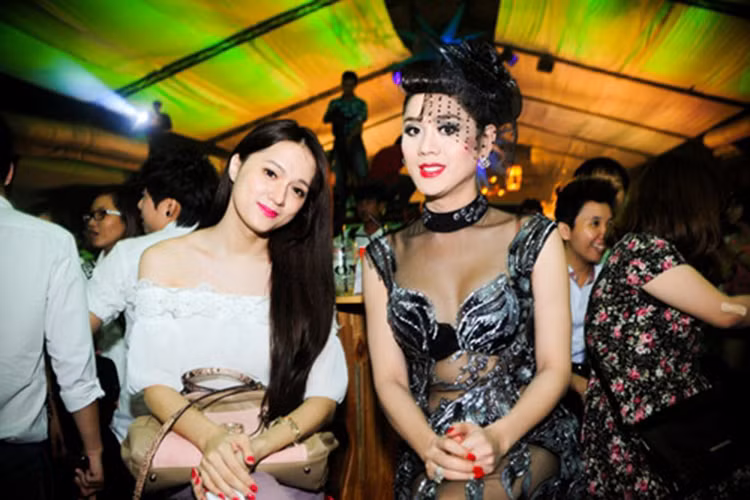 Lâm Khánh Chi nhiều lần gây sốc bởi những phát ngôn tự tin thái quá như: "Lâm Chi Khanh quá đẹp để thi hoa hậu", "Tôi được xem như ca sĩ chuyển giới đẹp nhất Việt Nam", "Hương Giang Idol không xinh bằng tôi"... Ảnh: Đời sống pháp luật