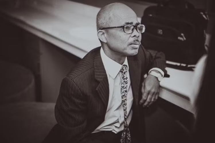 Nghệ sĩ Hán Văn Tình vốn xuất thân là diễn viên tuồng. Anh đóng phim truyền hình lẫn điện ảnh. Vai diễn để đời của nam nghệ sĩ là Chu Văn Quềnh trong “Đất và người”. Tháng 9/2016, nghệ sĩ Hán Văn Tình qua đời sau 2 năm chống chọi với căn bệnh ung thư màng phổi. Ảnh: Vietnamnet