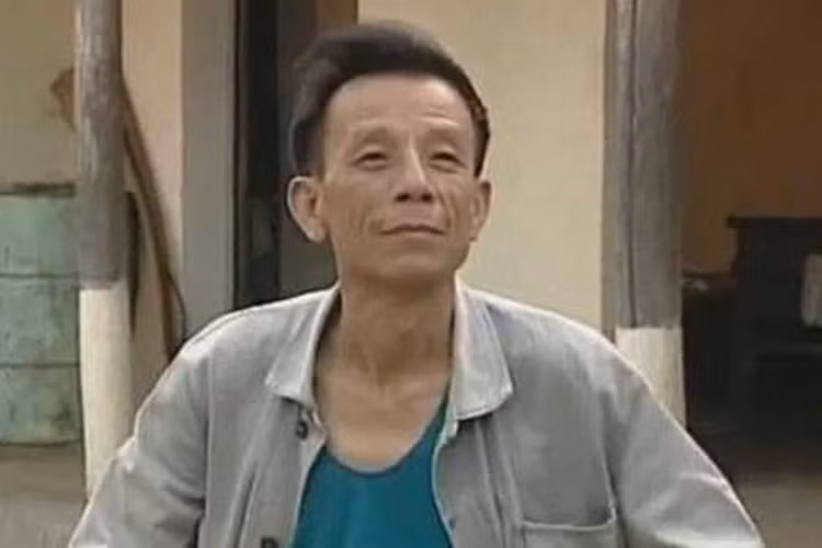 Ngoài Quốc Tuấn và Khánh Huyền, bộ phim “Người vác tù và hàng tổng” còn có sự tham gia của cố nghệ sĩ hài Văn Hiệp. Trong phim, ông đóng vai bí thư Hoạt với câu cửa miệng: “Xét một cách toàn diện”. Ảnh: VTC