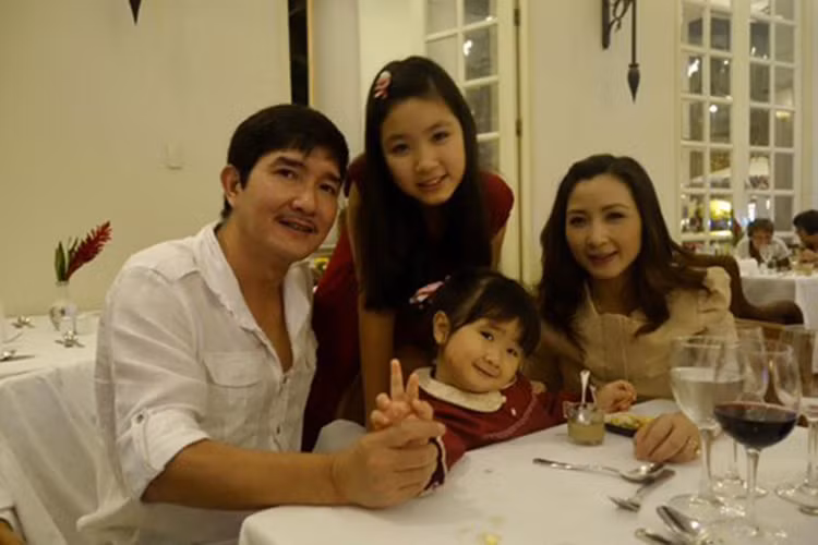 Khi sự nghiệp đang trên đà phát triển, nữ diễn viên phim “Người vác tù và hàng tổng” kết hôn và sinh một trai, một gái. Sau cuộc hôn nhân đầu tiên đổ vỡ, cô quyết định Nam tiến. Năm 2010, Khánh Huyền đã tái hôn. Ảnh: Vietnamnet