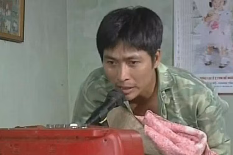 Trong “Người vác tù và hàng tổng”, Kiên là anh nông dân kiêm người bốc vách. Hài hước, lạc quan, không bon chen, Kiên bất ngờ được bầu chọn thành trưởng thôn. Tuy không có kinh nghiệm lãnh đạo và còn trẻ nhưng anh lại rất nhiệt tình trong công việc. Ảnh: Khám Phá