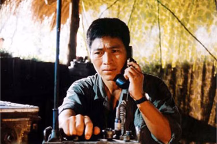 Ngoài là diễn viên kỳ cựu của làng phim truyền hình miền Bắc, Quốc Tuấn cũng ghi dấn ấn trong loạt phim điện ảnh: “Lời thì thầm của chiến tranh”, “Hà Nội mùa đông năm 46”, “Điện Biên Phủ trên không”, “Đường thư”... Ngoài đóng phim, anh còn làm đạo diễn. Ảnh: Kinh tế nông thôn