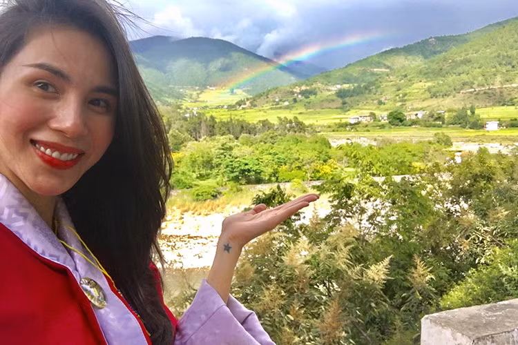 Thủy Tiên đang hành hương ở Bhutan. Mới đây, cô vừa khoe ảnh ngắm cầu vồng ở nơi đây.