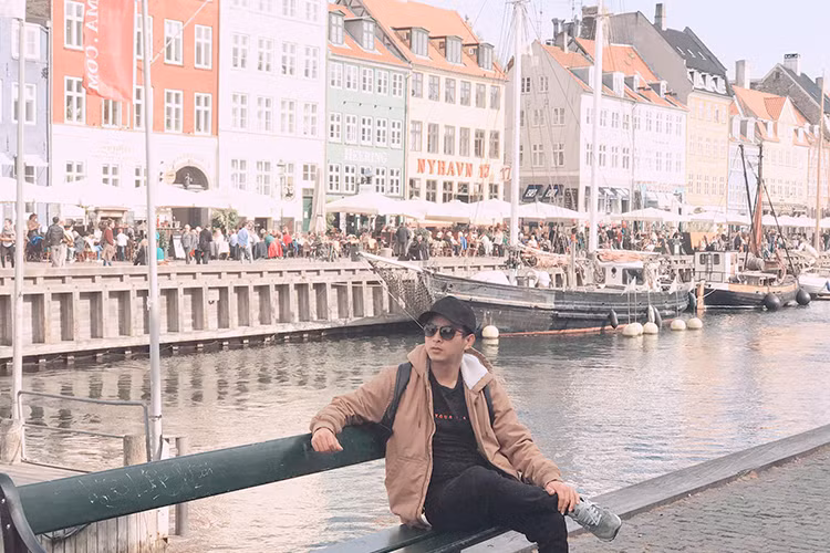 Là sao Việt mê du lịch, Hồ Quang Hiếu vừa đặt chân đến Đan Mạch.