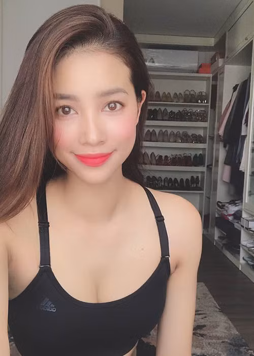 Phạm Hương chia sẻ: “27 tuổi. Sống để tận hưởng cả tuổi trẻ, sức khỏe để yêu thương những người thân yêu bên cạnh”.