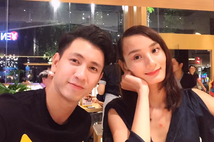 Lê Thúy chia sẻ về ông xã Đỗ An: “4 năm trước ngày này cũng tầm giờ này là đúng ngày đầu tiên gặp nhau, chả ấn tượng gì với bạn ý cả vì thấy con trai mà điệu điệu là không có thích, mình thích đàn ông lạnh lùng ý. Nhưng mà đúng thật ghét của nào trời trao của đó, cũng từng thề độc với bạn bè, anh chị luôn em sẽ không bao giờ lấy chồng cuối cùng mình là đứa lấy đầu tiên”.