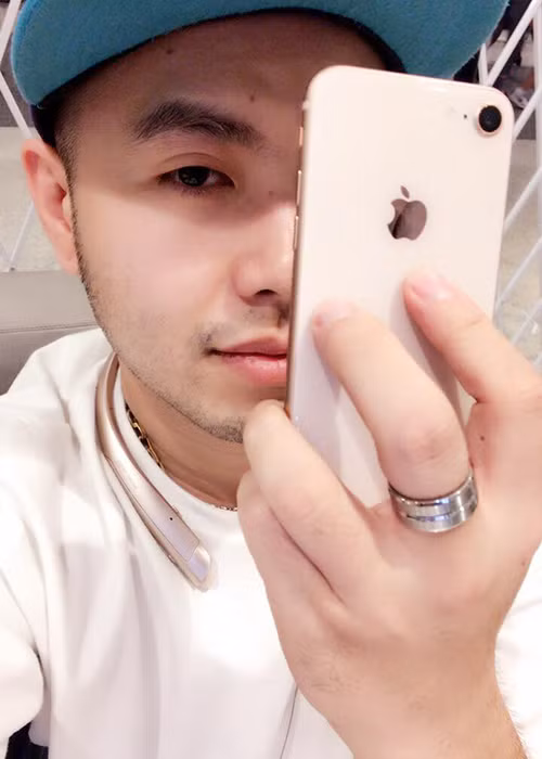 Ca sĩ Akira Phan khoe chiếc iPhone 8 vừa tậu đồng thời than thở bị mất 2 chiếc vali ở Mỹ.