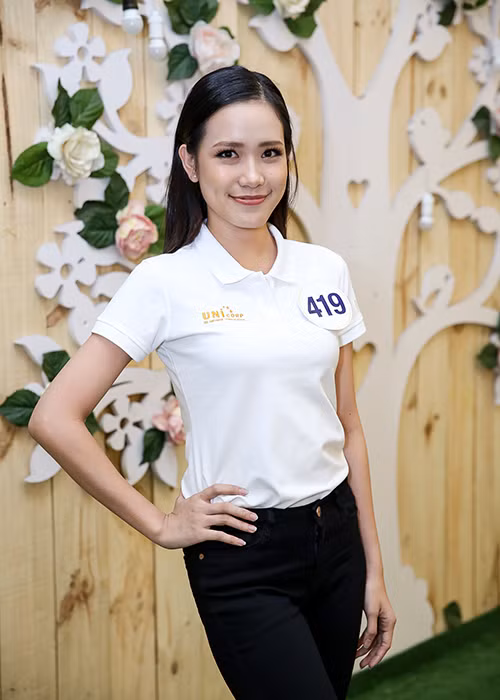 Đến từ Quảng Ngãi, Phạm Thị Hồng Ngọc gây ấn tượng bởi nụ cười duyên và má lúm đồng tiền. Cô còn chinh phục giám khảo bởi sự thông minh và vẻ đẹp dịu dàng.