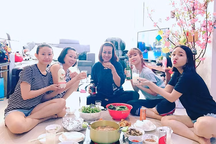 Khởi My (thứ 2 bên phải) ngồi ăn với mẹ chồng (giữa) và mẹ ruột (thứ 2 bên trái).