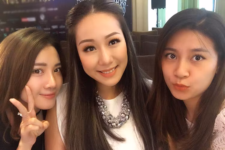 Ngô Phương Lan (giữa) đẹp rạng rỡ bên 2 thí sinh của cuộc thi Hoa hậu Đại dương Việt Nam 2017.