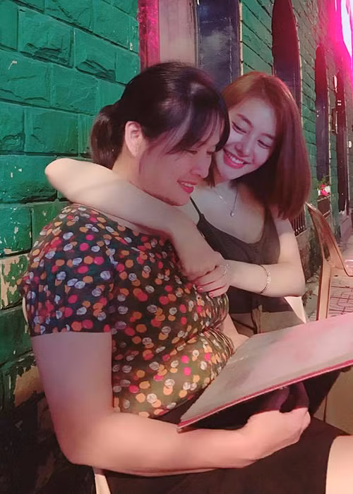 Linh Chi chia sẻ hình ảnh bên mẹ đồng thời viết: “Con làm tất cả mọi thứ chỉ vì gia đình mình. Đối với con không gì quan trong hơn bố mẹ và 2 em”.