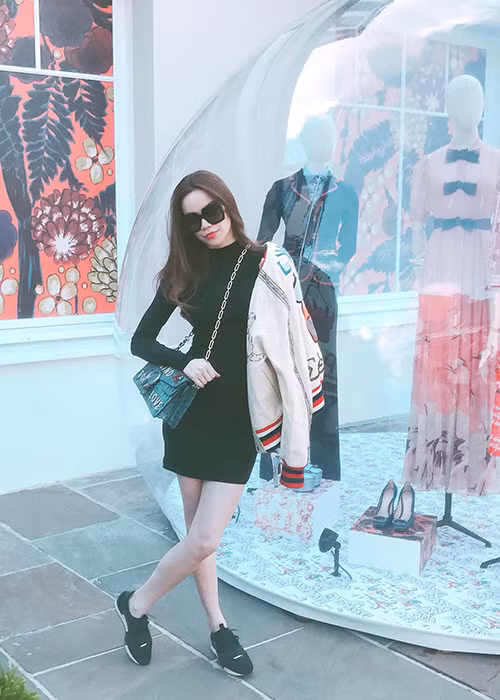 Sao Việt Hồ Ngọc Hà úp mở về người đồng hành trong chuyến lưu diễn châu Âu: “Có anh bạn thân đi cùng tiếng Anh, tiếng Pháp, tiếng Tây Ban Nha cũng biết đỡ cho mình và kiêm luôn chụp ảnh”.