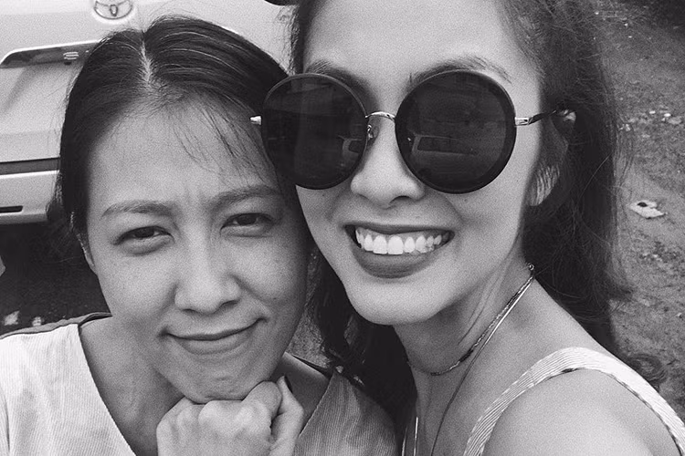 Tăng Thanh Hà chia sẻ về bà xã Phạm Anh Khoa: “Cái người này, bánh bèo nhất hội, phàm phài nhất hội, ba phải nhất hội, nhưng cũng tình cảm và khoan dung nhất hội, không bao giờ giận ai và lúc nào rất ư nhẹ nhàng! Sẻ lớn chị của bà sẻ nhỏ”.