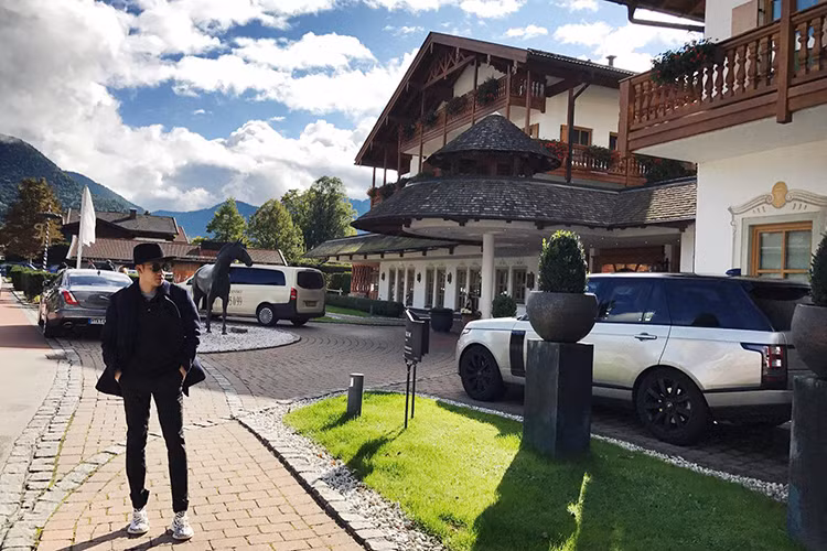 Dương Triệu Vũ nghỉ dưỡng trước khi đi hát. Hiện tại, anh ở một khu làng của Đức.