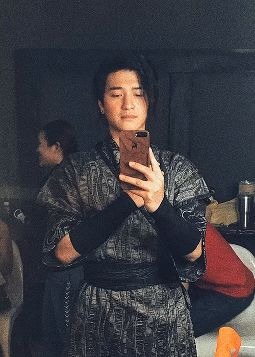 Huỳnh Anh đẹp lãng tử trong tạo hình cổ trang. “Ta nguyện tam sinh tam thế, thập lí đào hoa chỉ yêu mình nàng”, anh viết.