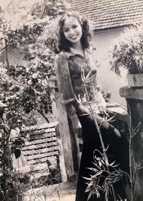 Hồng Quế gửi lời yêu thương đến mẹ kèm bức ảnh hồi trẻ của mẹ. “Mẹ tôi. Người đàn bà luôn khóc vì tôi”.