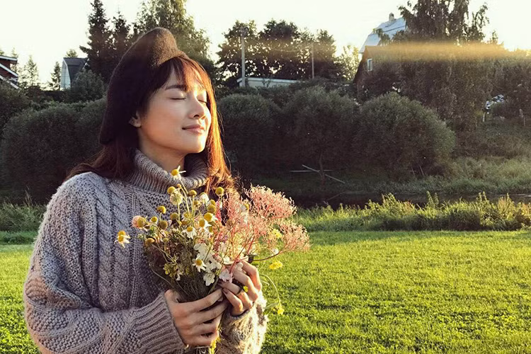 Nhã Phương đăng tải status: “Có một giấc mơ mãi theo em trong mỗi đêm về, mơ về nơi bình yên có căn nhà nhỏ nhưng ấm áp, nơi có thể sẻ chia mọi niềm vui nỗi buồn. Sông sâu thì sóng lặng, sóng gió có lớn đến đâu, em vẫn điềm nhiên đón nhận, vì em biết dù có xoay chuyển cả thế giới thì em vẫn vậy, vẫn là em, cô gái nhỏ mặc chiếc áo lam ngày ngày đọc kinh, mong những điều bình an đến với người thân và những người xung quanh mình, nắng ơi về đi”.