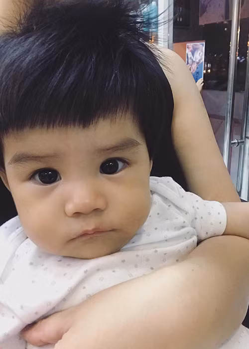 Phạm Quỳnh Anh khoe ảnh con gái thứ hai kèm chú thích: "Mới casting thành công vai nữ chính mới trong bộ phim hài bom tấn. Xuất hiện cảnh nào cười cảnh đó".