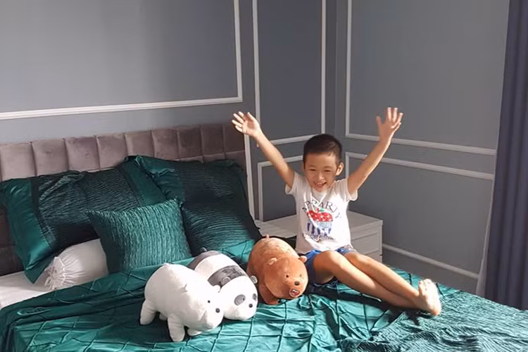 MC Vân Hugo tặng quà cho con trai nhân dịp Quốc khánh 2/9.