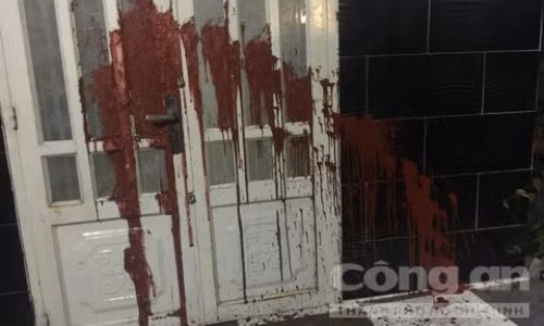 Lien tiep khung bo nguoi nha con no bat ep ganh no thay