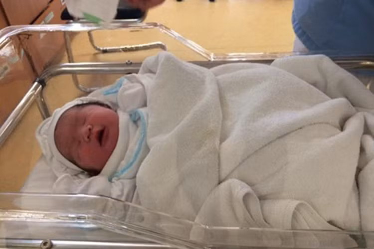 Ông xã Tâm Tít khoe hình ảnh con trai thứ 2. Trước khi lâm bồn, anh và con trai đầu lòng Chí An cũng như gia đình luôn ở bên cạnh, động viên Tâm Tít. Được biết, con trai thứ hai của hot girl tên thân mật là Peter. Ảnh: Saostar