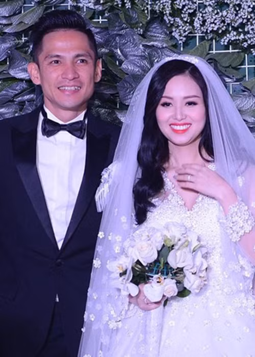  Hot girl Tâm Tít và Ngọc Thành biết nhau từ lâu nhưng chính thức yêu từ tháng 10/2014. Ngọc Thành cũng chính là người ở bên động viên Tâm Tít khi cô vướng ồn ào với anh trai của Bảo Thy. Sau lễ đính hôn, cả hai làm đám cưới chóng vánh vào ngày 10/1/2015. Ảnh: Zing