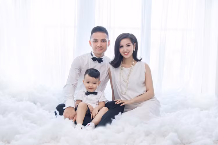 Từ một hot girl nổi tiếng, Tâm Tít giờ đã là một bà mẹ bỉm sữa. Dù không còn giữ được độ hot như xưa nhưng cô lại có cuộc sống hạnh phúc bình yên bên ông xã và hai cậu con trai. Ảnh: FBNV