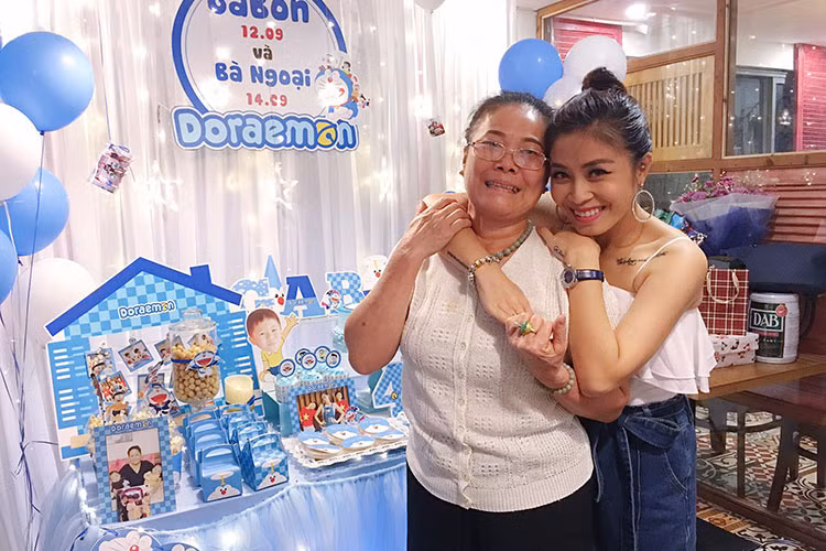 Mẹ của nữ MC vô cùng xúc động khi được con gái mừng tuổi mới.