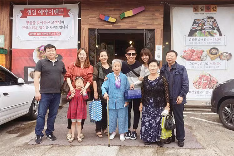 Bận rộn với công việc nhưng cặp đôi sao Việt Trấn Thành - Hari Won vẫn dành thời gian sang Hàn Quốc thăm người thân.