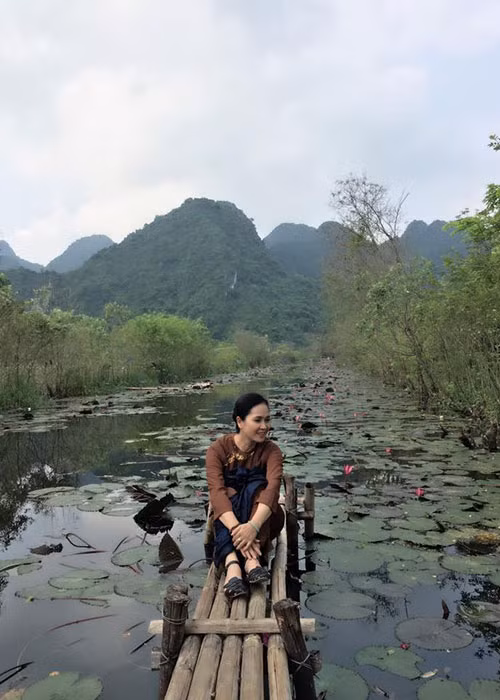 “Mẹ chồng” Lan Hương chia sẻ: "Với tôi, chùa Hương mỗi mùa luôn có một vẻ đẹp riêng! Một nơi mà tôi luôn muốn tìm về sau những tháng ngày công việc”.