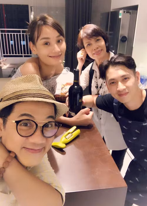 Đỗ An - chồng Lê Thúy vào bếp để chiêu đãi thần tượng của mình - nghệ sĩ Thành Lộc.