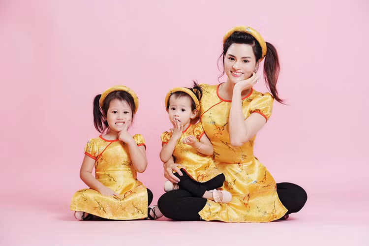 Vũ Thu Phương khoe hai con gái kèm tâm sự: “Khi chưa có con tôi nghĩ con cái là một điều phiền toái, bây giờ tôi thấy chúng là một phép màu và tôi lại có thể tạo ra phép màu đó”.