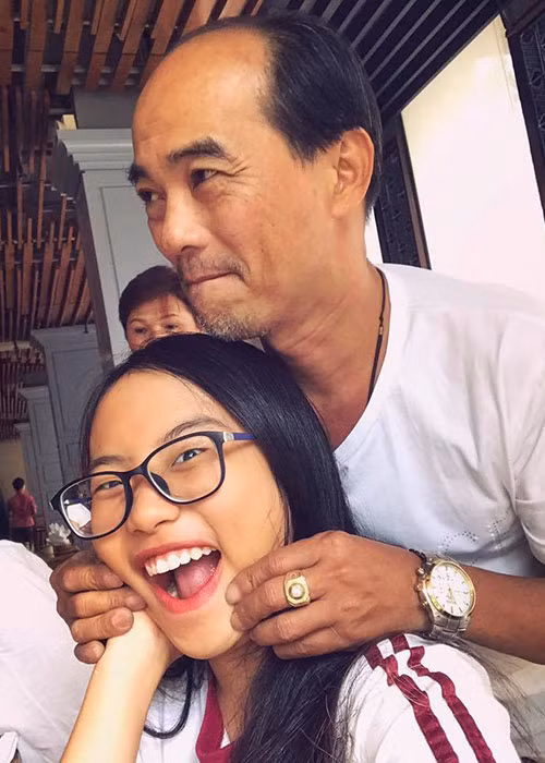 Phương Mỹ Chi tâm sự về bố: “Người đàn ông hài hước và tình cảm nhất căn nhà 118. Vẫn câu chúc cũ con mong ba bỏ từ từ thuốc lá, sức khỏe vững mạnh để dẫn đầu đoàn binh FC cổ vũ cho con gái hơi nhỏ nhắn này và lúc nào cũng tươi cười, hạnh phúc. Thương ba lắm. Đọc xong đừng có khóc nghe ba”.