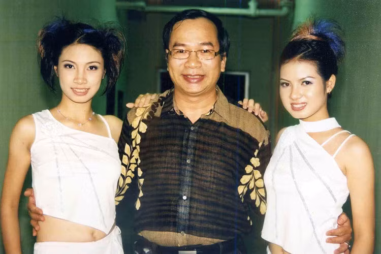 Pha Lê (ngoài cùng bên trái) khoe ảnh hồi là thành viên của “Mắt nai” - nhóm nhạc nữ đình đám một thời của Hải Phòng.