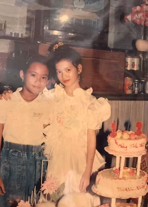 Lý Nhã Kỳ đáng yêu trong bữa tiệc sinh nhật 12 tuổi được người bố quá cố tổ chức.