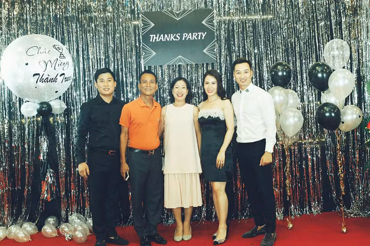 MC Thành Trung (ngoài cùng bên phải) mở tiệc mừng đoạt giải tại VTV Awards 2017.