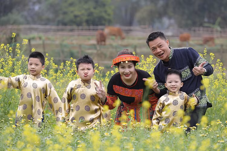 BTV Trần Quang Minh đã lập gia đình. Vợ của anh là Nguyễn Bích Ngọc - một doanh nhân. Quang Minh từng tâm sự anh cảm thấy hạnh phúc vì có một hậu phương vững chắc là bà xã. Ảnh: FBNV