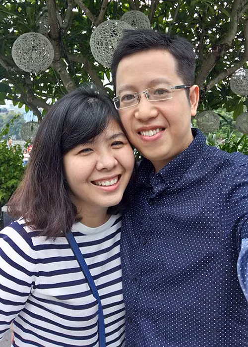 Việt Khuê là biên biên tập viên kiêm bình luận viên. Chia sẻ về thành công, anh luôn thể hiện sự biết ơn với bà xã của mình. “Tôi thấy nửa kia của mình là người đảm đang, hết lòng chăm lo cho gia đình và là hậu phương vững chắc để tôi có thể yên tâm công tác”, Việt Khuê nói. Ảnh: FBNV